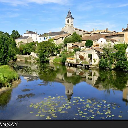 Domaine De La Briouse Bed & Breakfast Sanxay Exterior foto